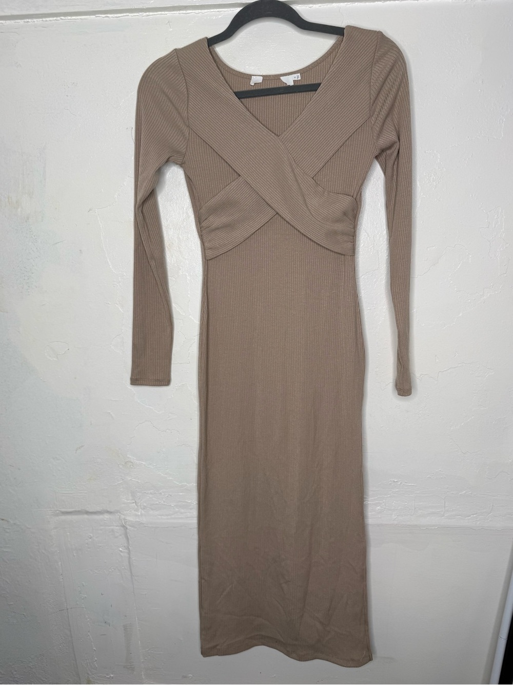 ASTR Long Sleeve V-Back Ribbed Midi Dress in Light Beige NEW Size Small Cross - Picture 2 of 10
